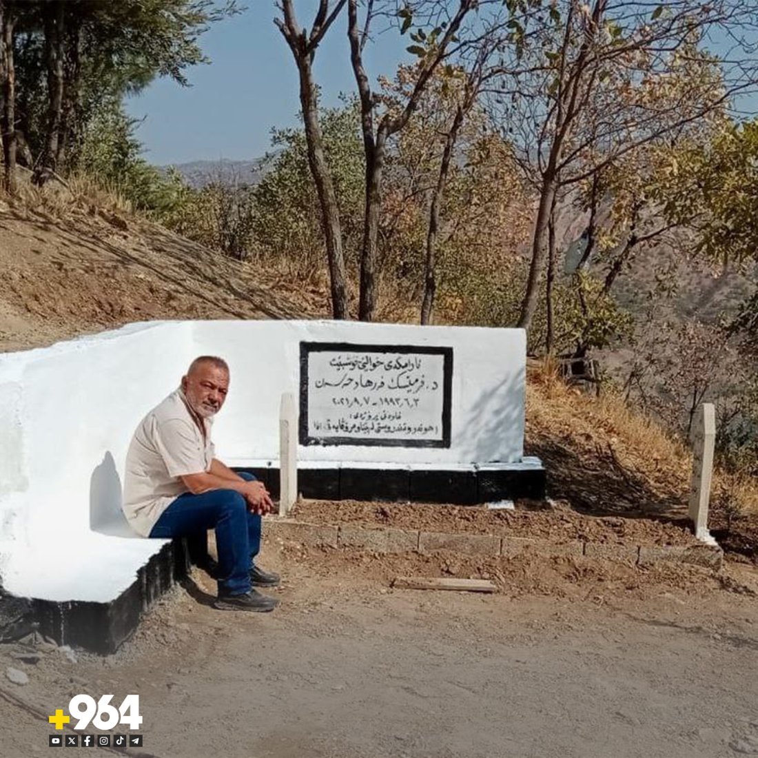 فریاد هیرانی نووسەر و رۆژنامەنووس لەو شوێنە دانیشتووە کە دواجار بووە شوێنی گۆڕەکەی