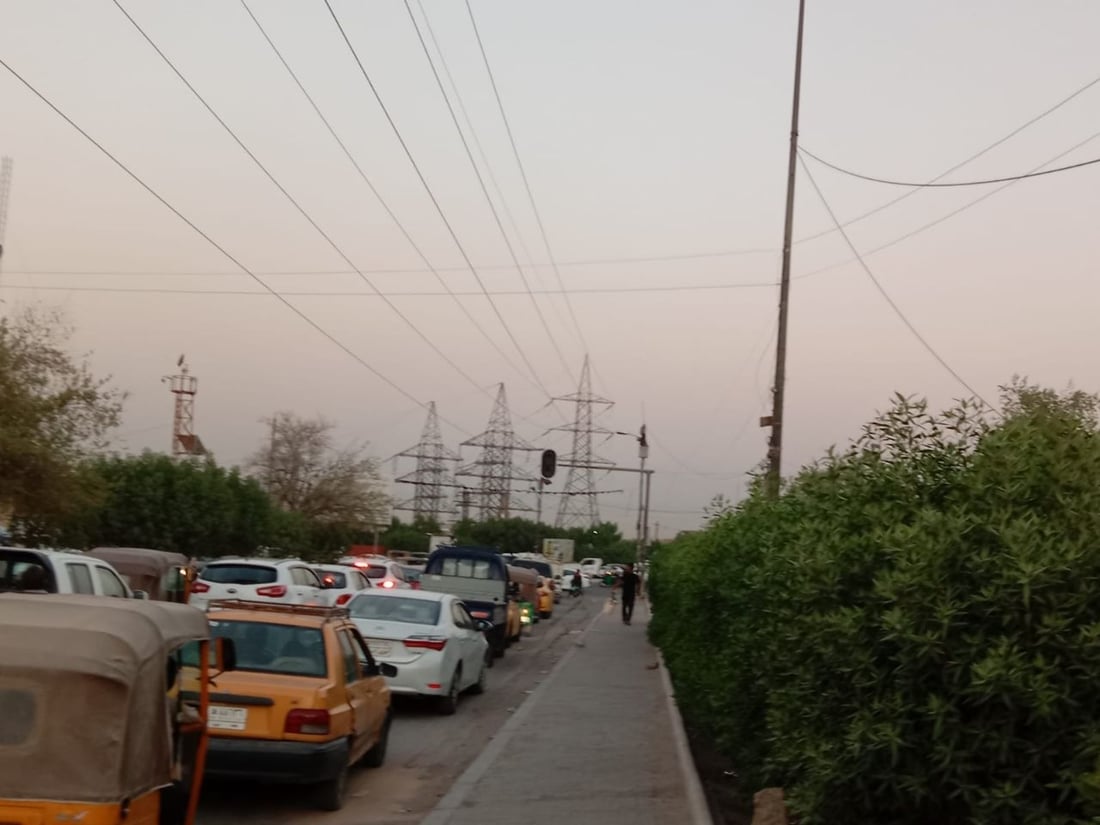 الجهد الحكومي يعود إلى مجسر الفضيلية بعد فض الاشتباك مع الماء والكهرباء (فيديو)