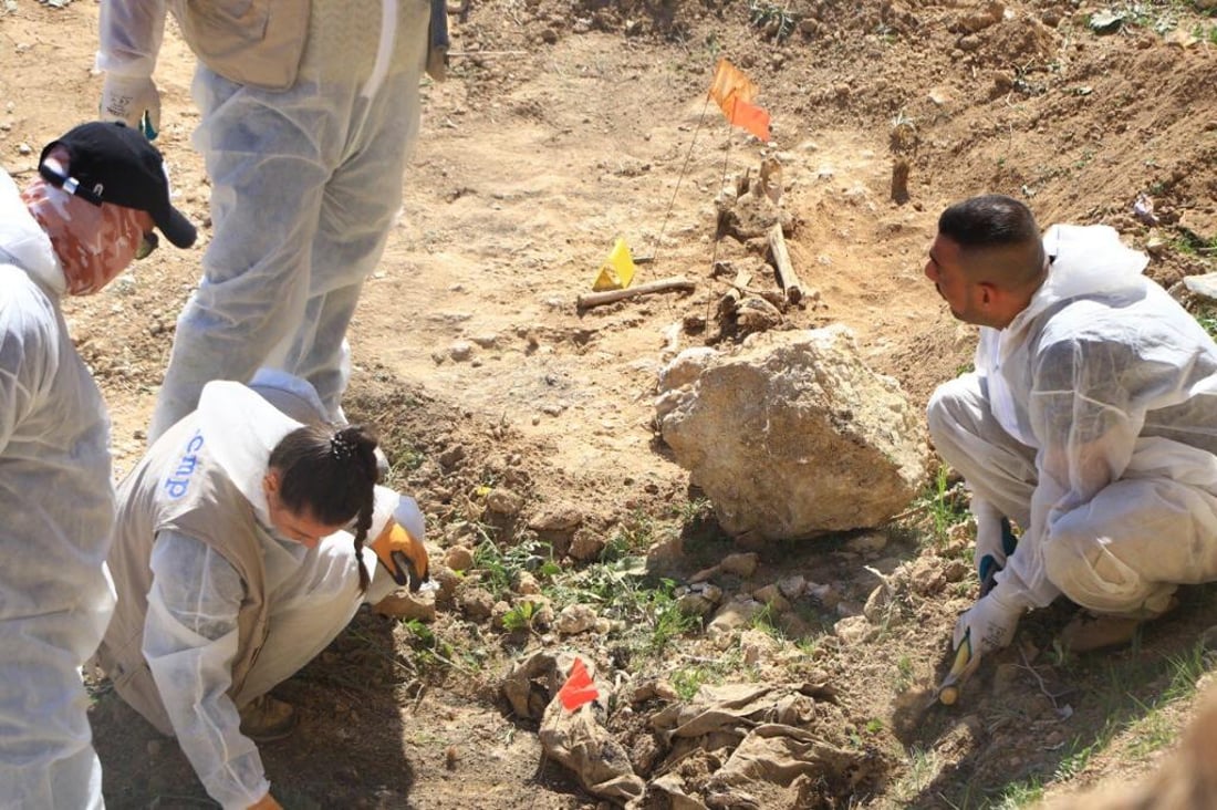 صور: شهادات مروعة من الناجين الإيزيديين خلال فتح مقبرة “زليلة” الجماعية في سنجار