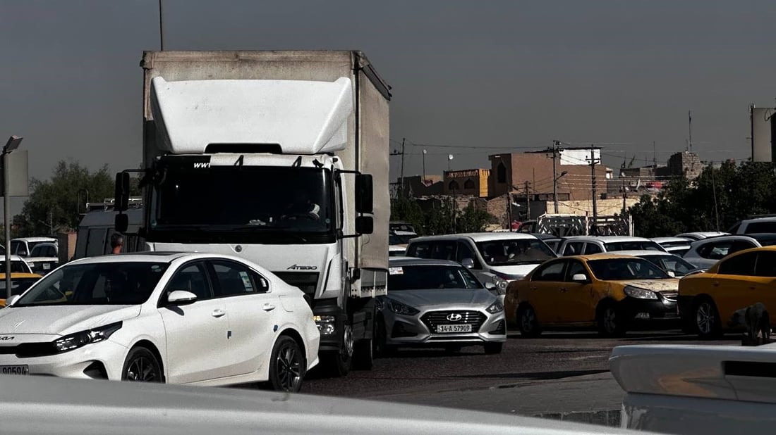 شوارع البصرة لا تتسع لموجة السيارات الصباحية.. 3 أسباب للازدحام (صور)