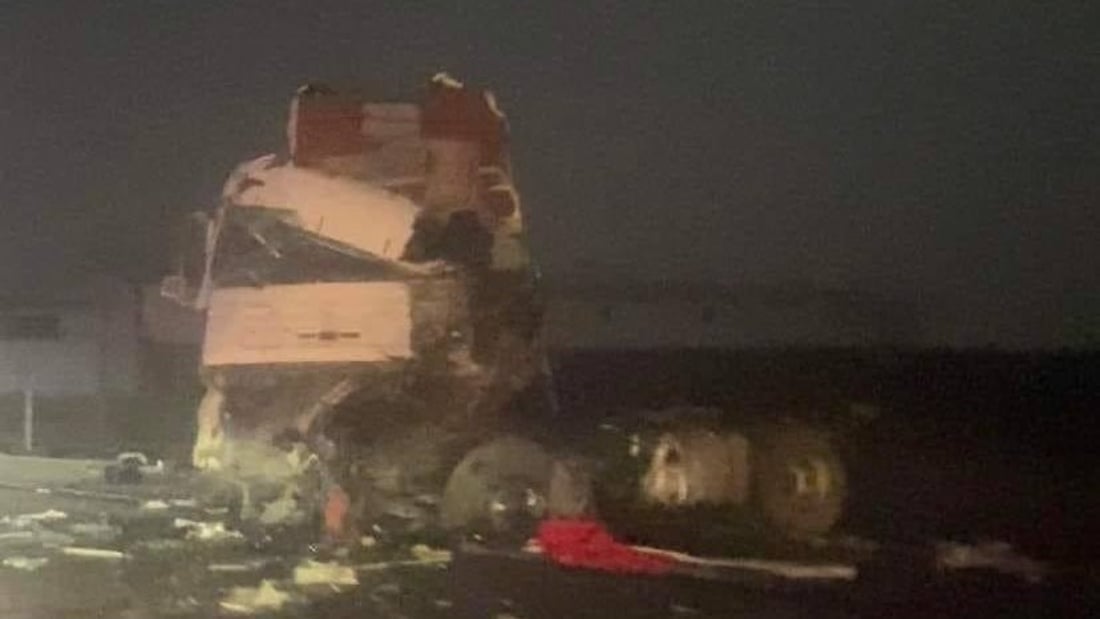 قتيل ومصابان في اصطدام شاحنتين في العظيم (صور)