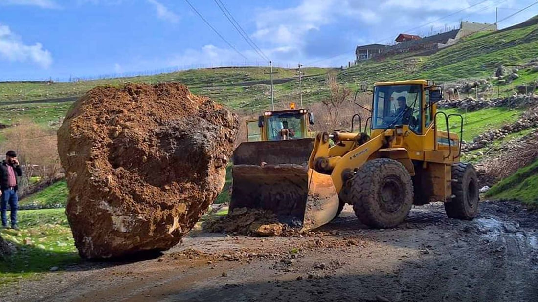 تاشەبەردێکى گەورە رێگاى گوندێکى پەکخست