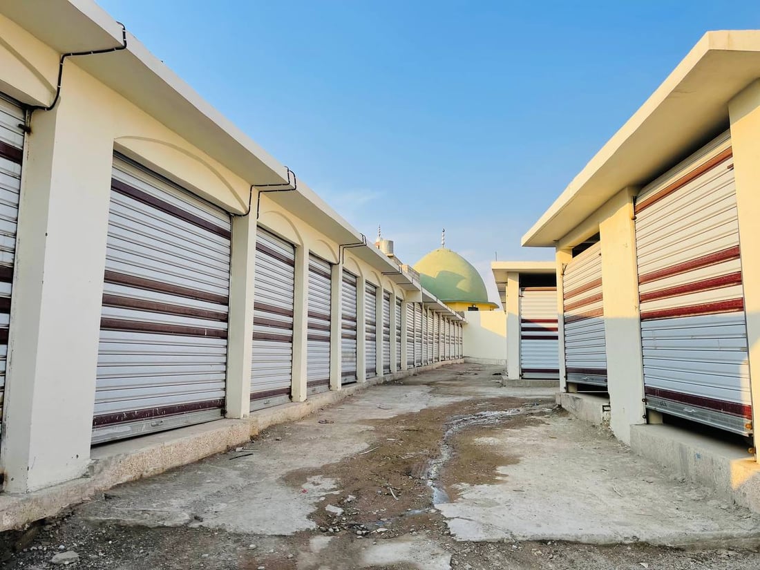 وصول الزبائن إلى أسواق الموصل القديمة بات أسهل.. البلدية تواصل التلبيط (صور)