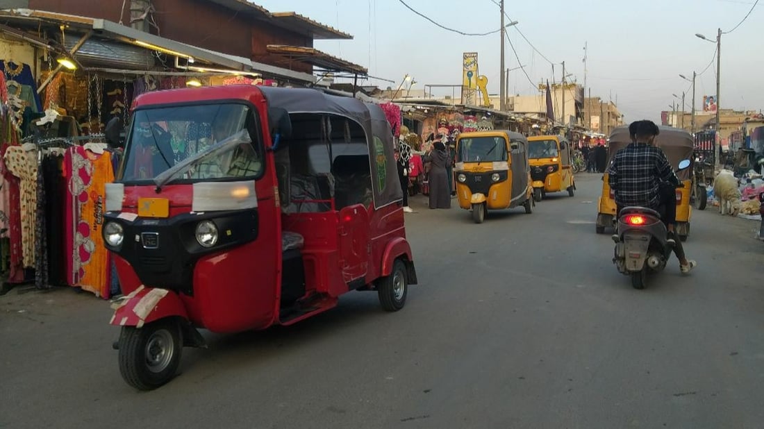 بعد منع التكتك.. القرنة تقيّد حركة الشاحنات الكبيرة في الشوارع الرئيسة
