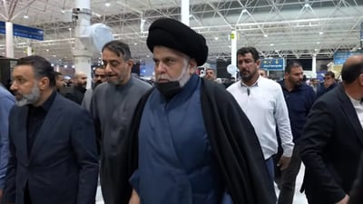فيديو: لحظة انضمام الصدر إلى أبناء المرجع السيستاني في عزاء الخامنئي