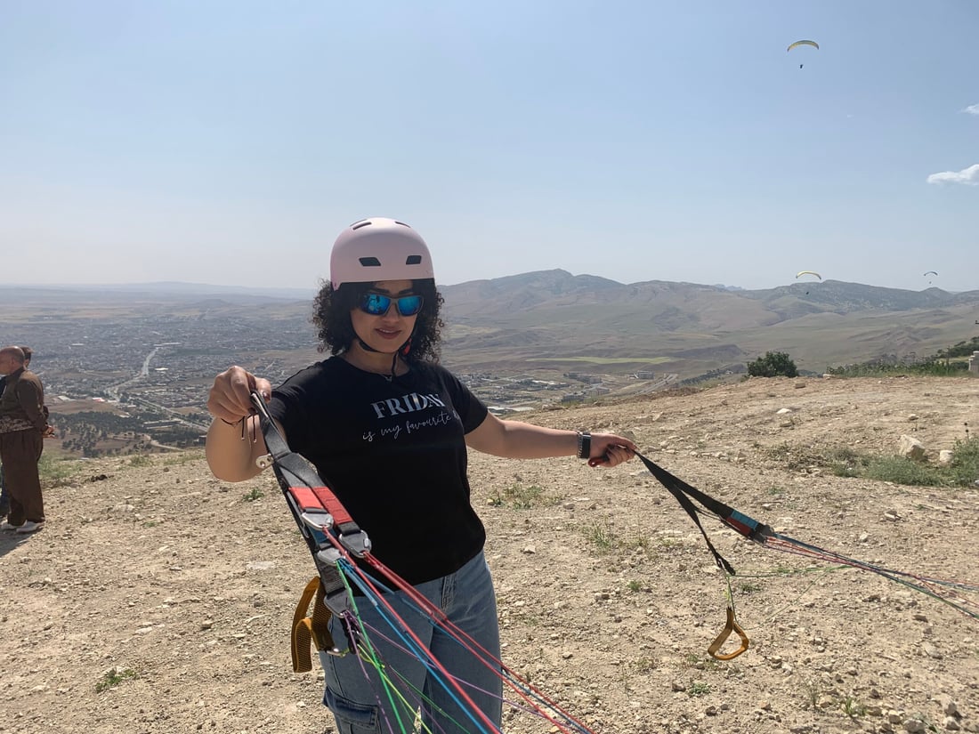 فيديو: 250 عراقياً يطيرون على جبل “هيبت سلطان” بالمناطيد والطائرات الشراعية