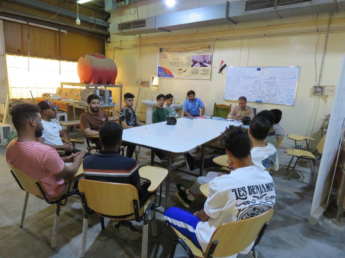 صور: 15 شاباً يتعلمون تركيب وصيانة السبالت في ورش الحكومة