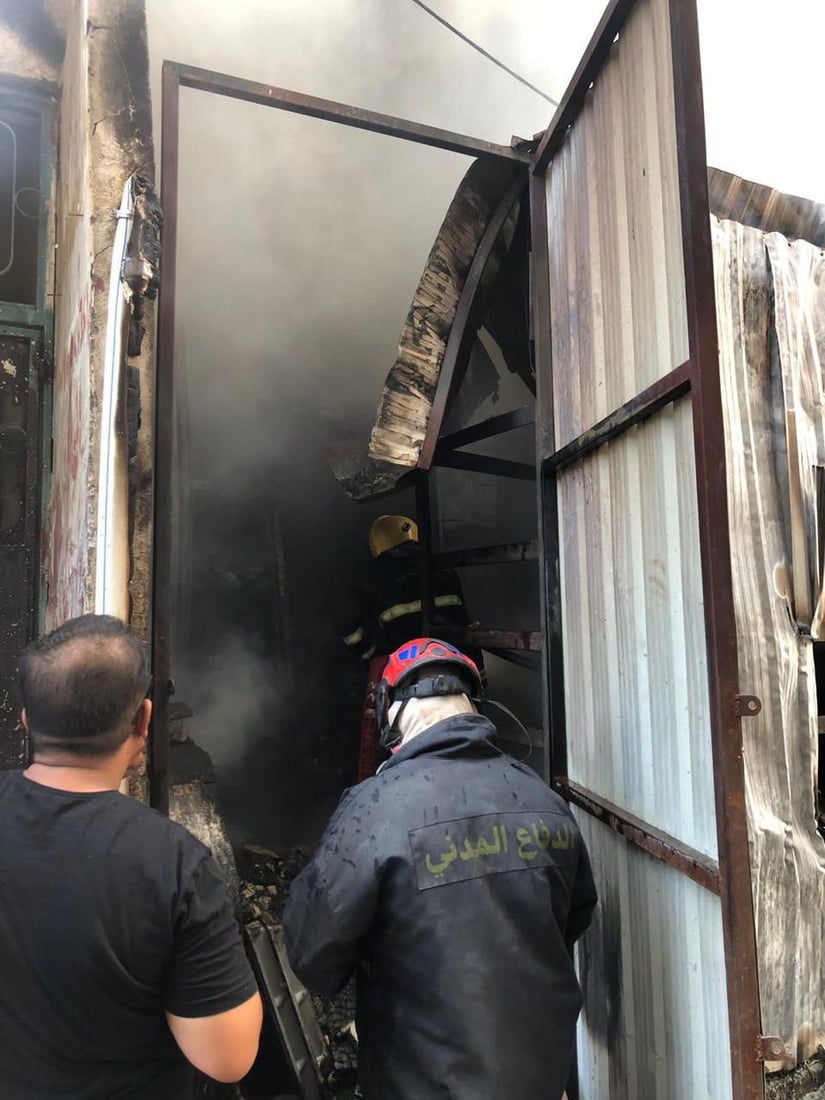 صور: الدفاع المدني يخمد حريقاً اندلع داخل بناية تجارية في بغداد الجديدة