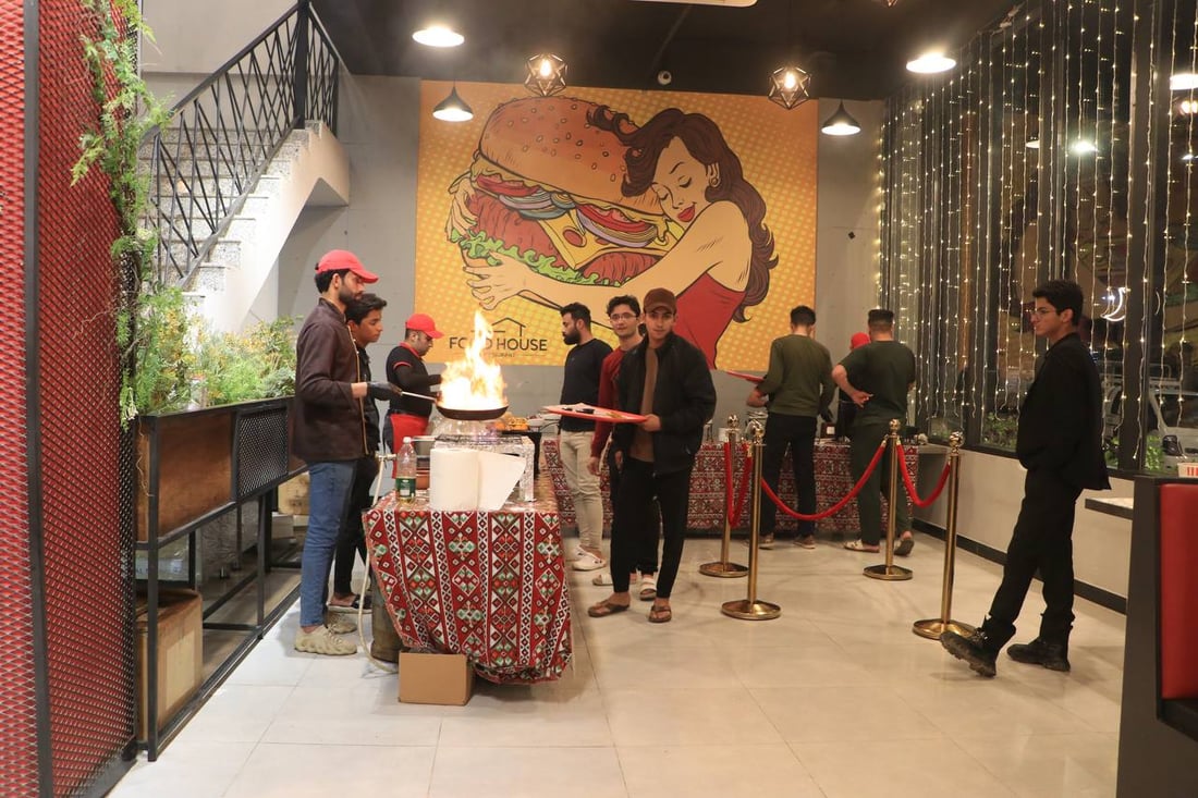 سحور الكوت.. 40 طبقاً عند جعفر الخاصكي في “فود هاوس” بـ 8 آلاف للشخص (صور)