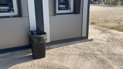 مامۆستایەک زبڵدان بۆ ئامێرەکانی راکێشانی پارە دادەنێ