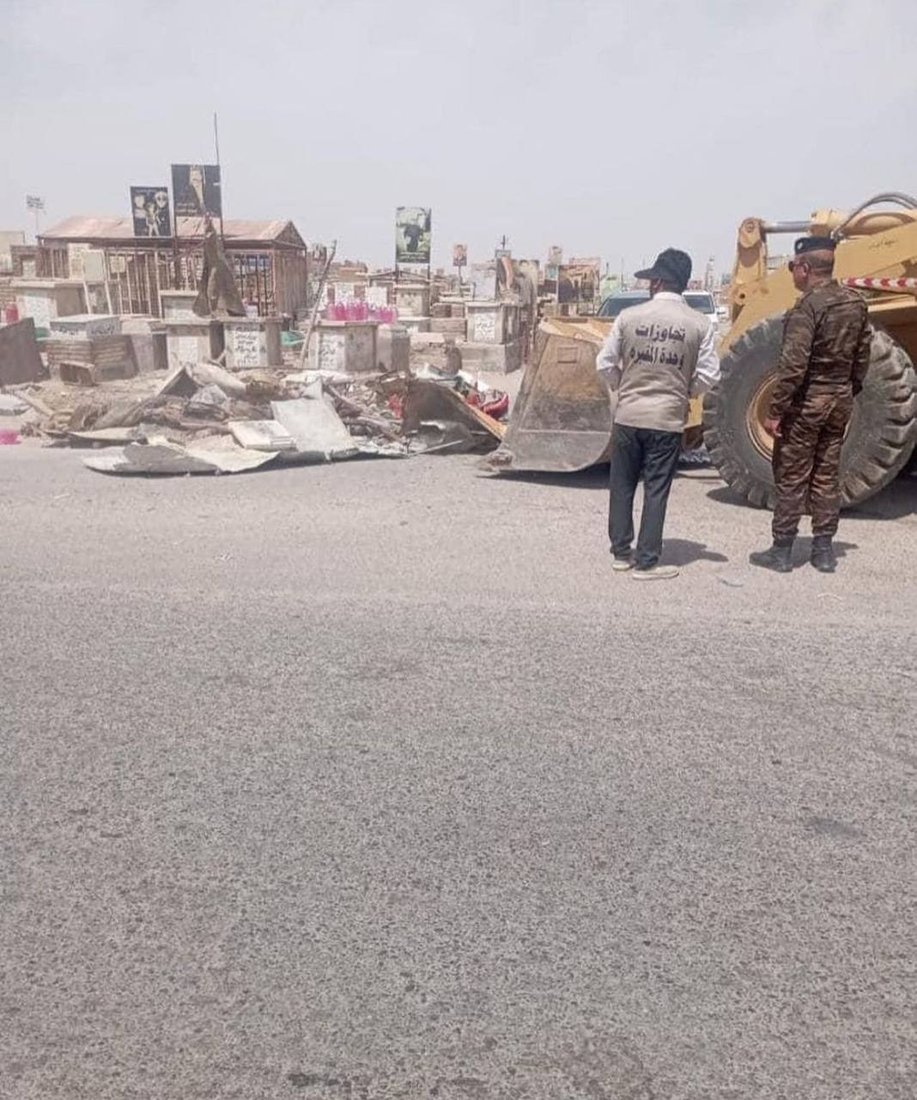 صور: بسطات تزاحم الموتى في مقبرة وادي السلام.. النجف تزيلها استعدادا لزيارة العيد