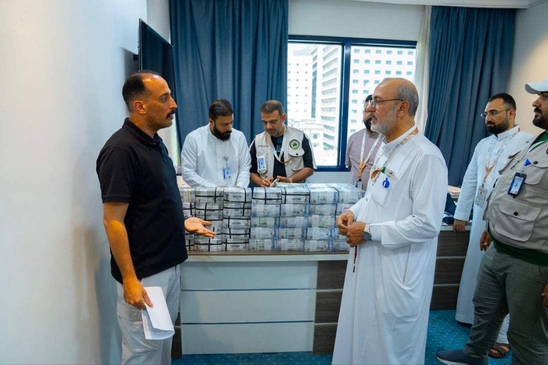 بعثة الحج توزع مبالغ مالية على الحجاج العراقيين في مكة