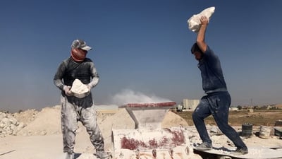 شاهد مراحل استخراج وتصنيع الجص العراقي.. من أحجار الموصل إلى شاقولي وكل المدن