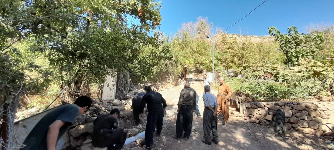 هاوڵاتیانى گوندى سه‌رگه‌ت لەسەر گیرفانی خۆیان رێگای گونده‌كه‌یان دروست ده‌كه‌ن