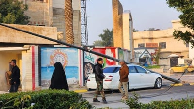 صورة: عمود كهرباء يسقط فوق “مرسيدس” مسؤول في واسط