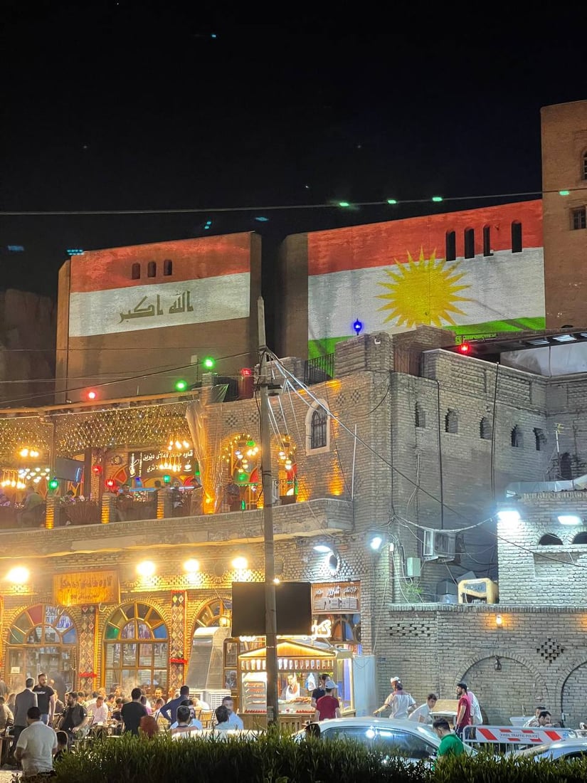 صور: محافظ أربيل يضطر للتوضيح.. القلعة أضيئت بعلم تركيا العملاق مع وصول إردوغان