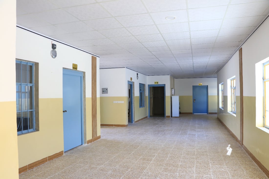 صور: “نادية مراد” تجهّز مدرسة جميلة لأطفال مدينتها