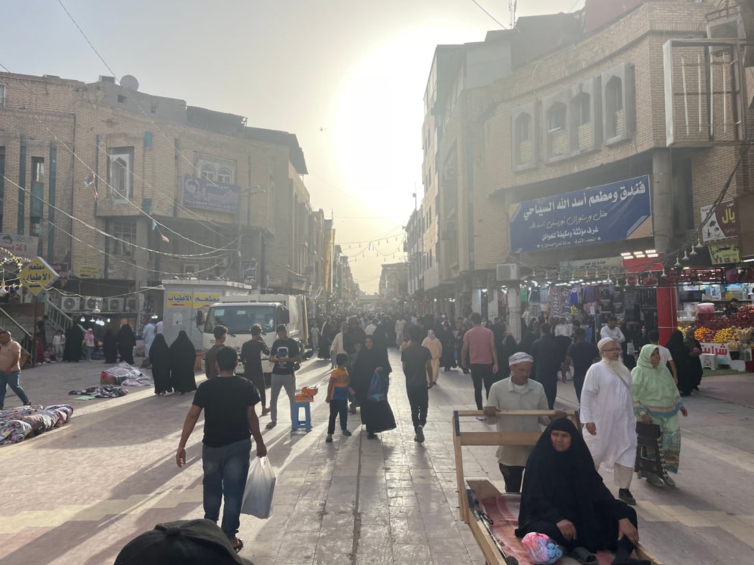 صور من بسطيات شارع الصادق في النجف: بعنا كل البضاعة.. زوار المحافظات حركوا السوق