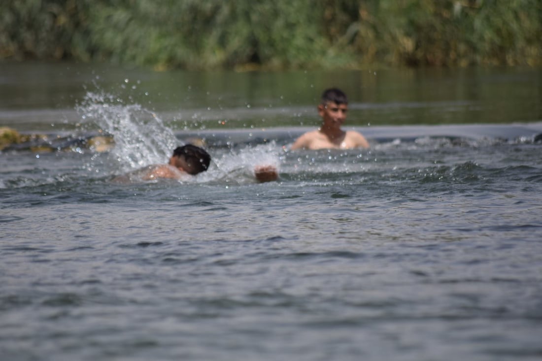 صور من نهار البغدادي: “رقّية” في الفرات و3 ساعات سباحة كافية لتجاوز الذروة