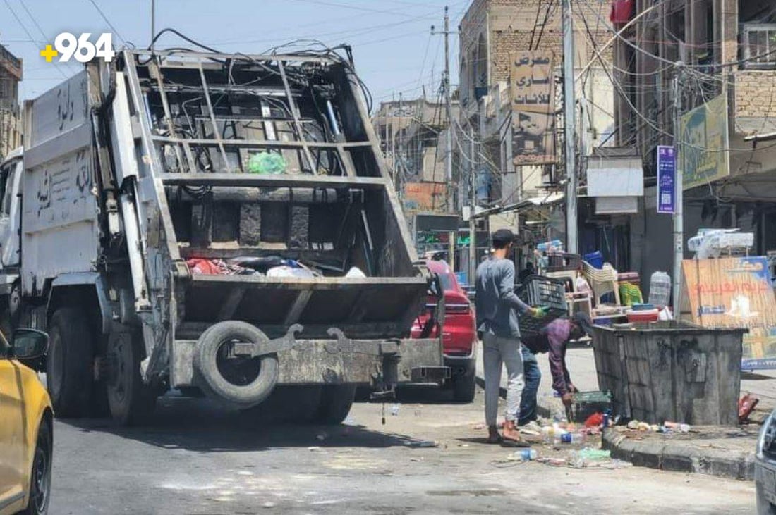 عامل نظافة يحتج على تجار البياع: شارع عشرين أرهقنا والحر قاتل (صور)