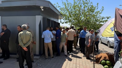 دوو رۆژە ژمارەیەکی زۆری فەرمانبەری رانیە چاوەڕێی وەرگرتنی موچە دەکەن