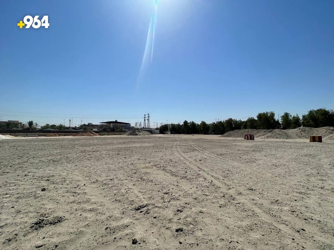 صور “قبل وبعد” لمحيط جامعة الكوفة.. شاب يحول “المزبلة” الى ملاعب ومساحات خضراء