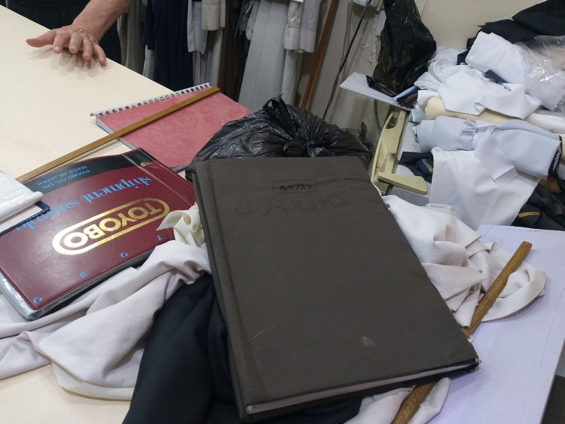 أقدم خيّاط في الكاظمية.. لا يتأثر بالمستورد ولا يضع يافطة إعلانية لواجهة المحل