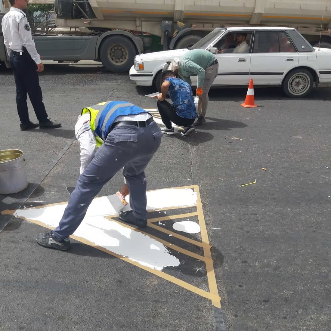 صور من أربيل: طلاء بالأبيض الفسفوري لتحذير سائقي المركبات من المطبات الصناعية