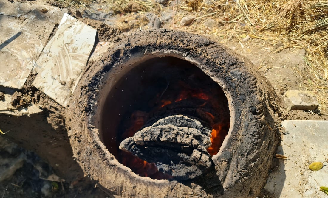 Diwaniyah women keep tradition alive with clay ovens for bread baking