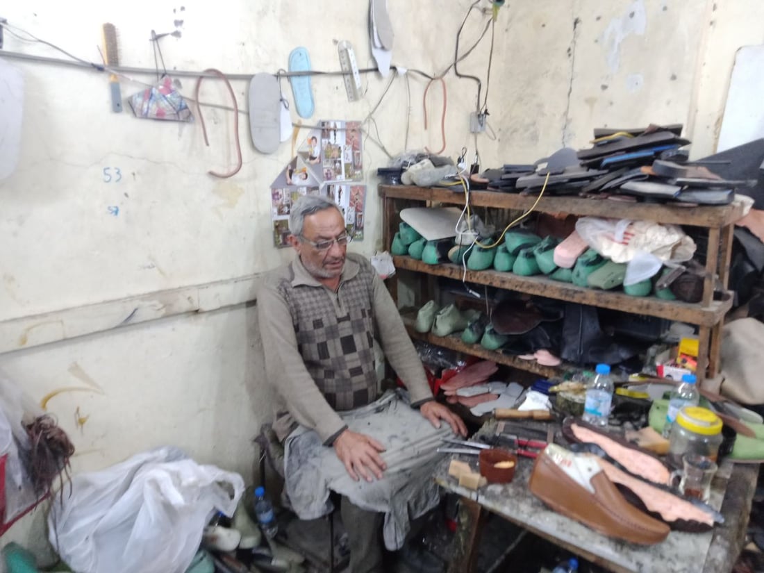 معمل أحذية كبير يتحول الى ورشة صغيرة تتمسك بالجلد الطبيعي والمقاسات الخاصة