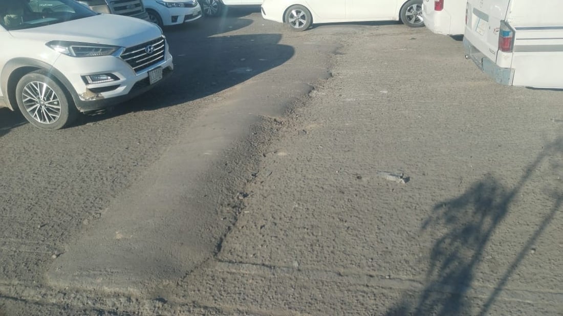 صور: أزيلوا المطبات أمام كراج البياع.. رداءة الشارع كفيلة بتخفيف سرعة السيارات!