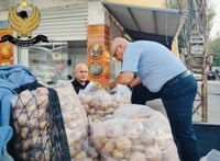 ویستى تۆنێک پەتاتەى نەشیاو بۆ خواردن لە بازاڕدا ساغ بک...
