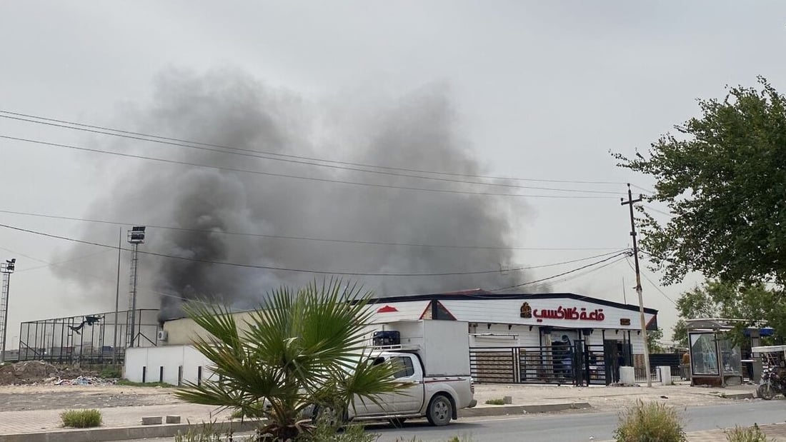 كركوك: فرق الدفاع المدني تحاول إخماد حريق في قاعة “كالاكسي” للمناسبات