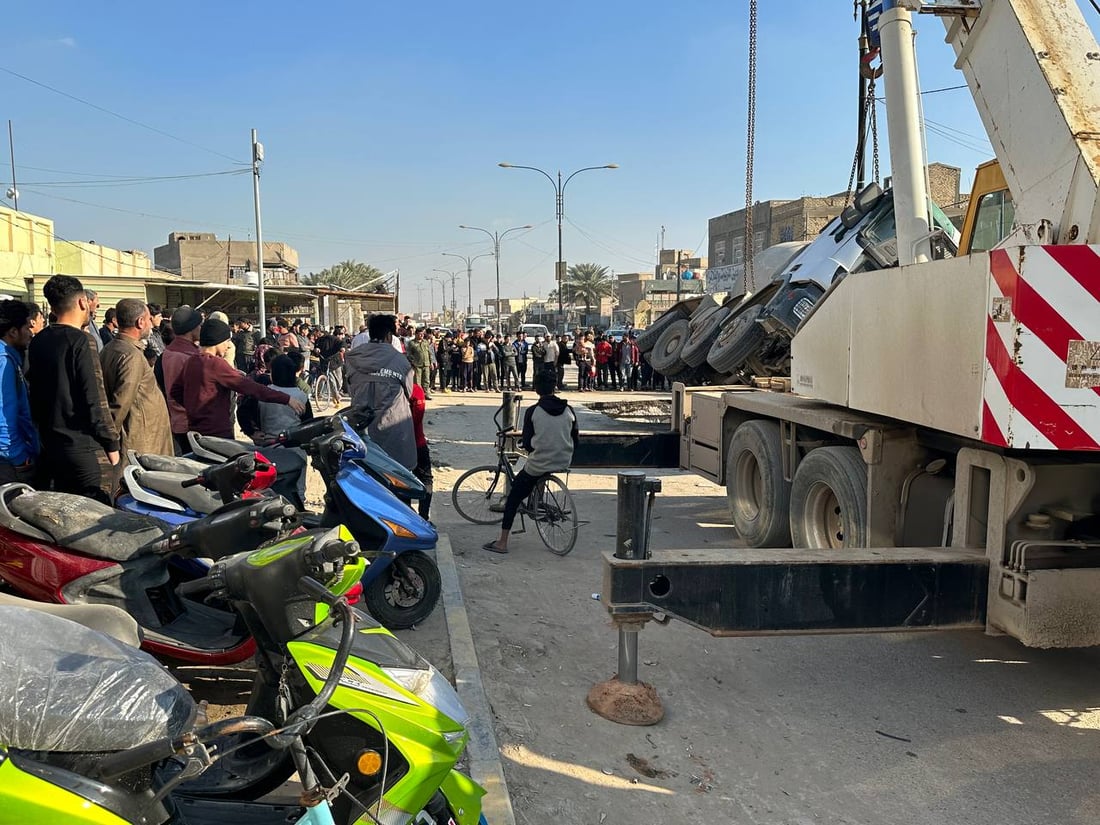 صور: انقلاب “خباطة” وإصابة سائقها في الديوانية