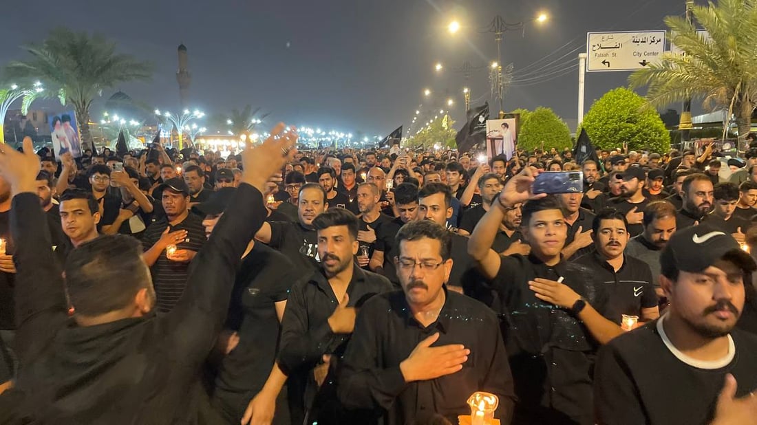 صور ليلية من مدينة الصدر.. حشود تحمل الشموع والتابوت الرمزي في ساحة مظفر
