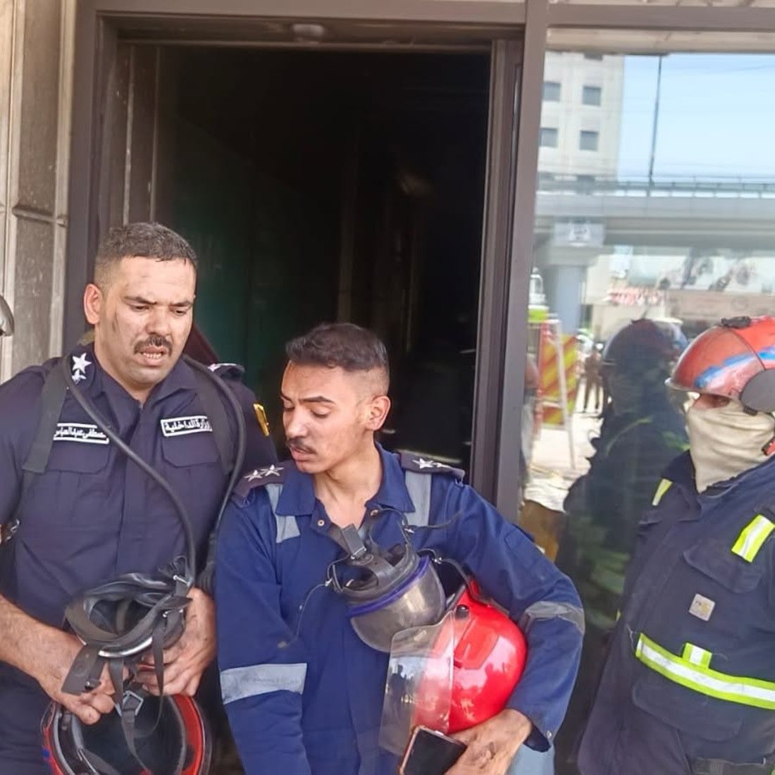 صور: إنقاذ 25 شخصاً بعد اندلاع حريق في عمارة سكنية وسط بغداد