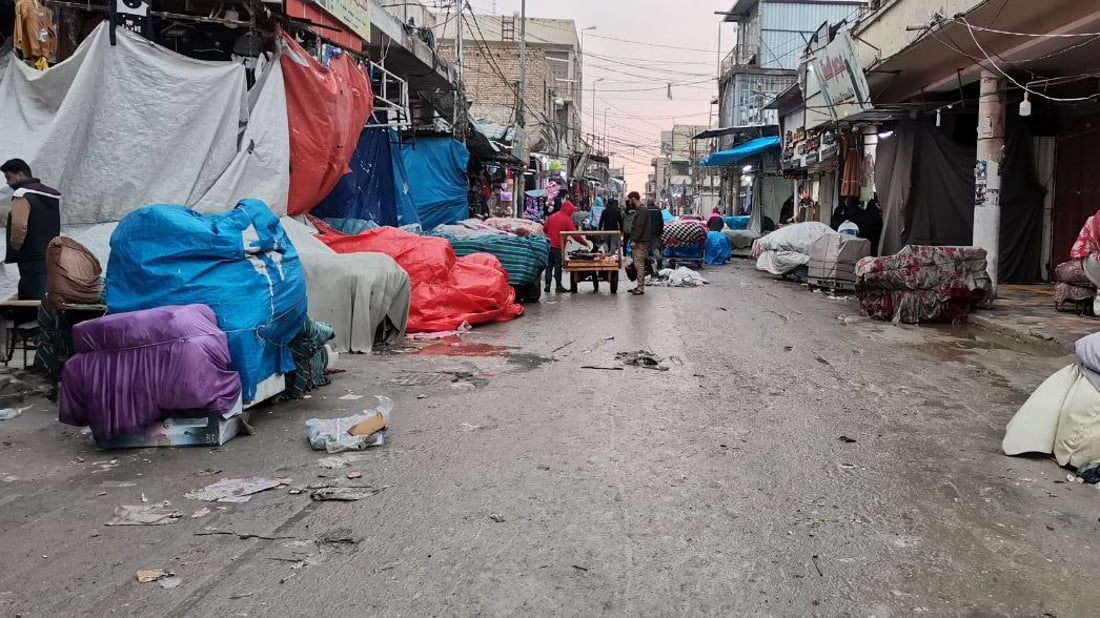 صور: الأمطار أغلقت سوق الديوانية الكبير.. الباعة قضوا يومهم حول عربات “اللبلبي”