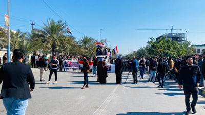 فيديو: متظاهرون يطوقون مجلس محافظة النجف ويمنعون انعقاد الجلسة