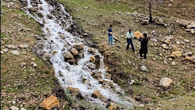 الأهالي إلى جبل قيوان لرؤية تدفق المياه الهائل من القمة حتى الوادي السحيق