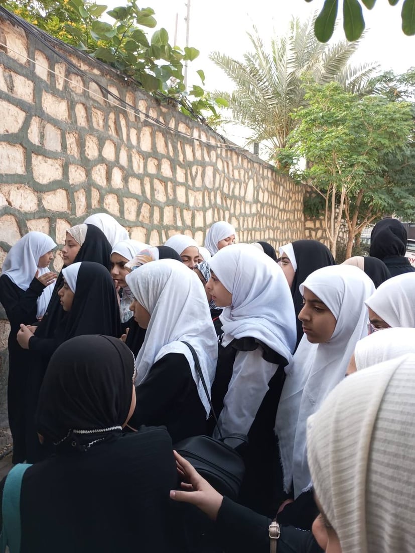 صور مؤثرة: معلمة تراجع لطالبات السادس على باب قاعة الامتحان حتى آخر لحظة