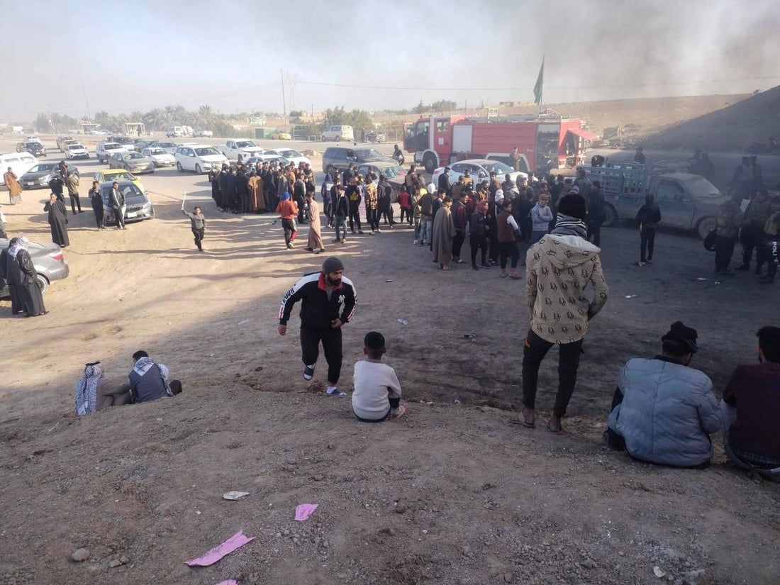 صور: “العَمية” غاضبة.. إطارات محترقة تقطع طريق (الرميثة – السماوة)