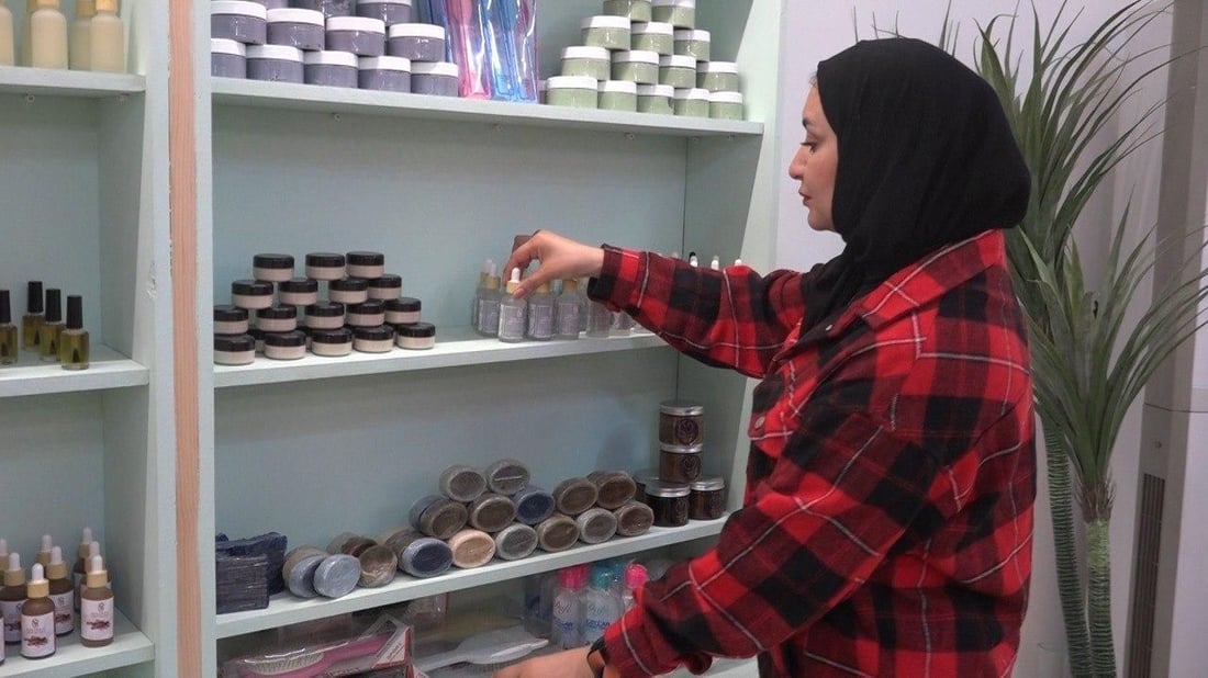 صور مع “صفا بيوتي” في الحلة.. قانونية تصنع زيوت التجميل وتستورد من بريطانيا