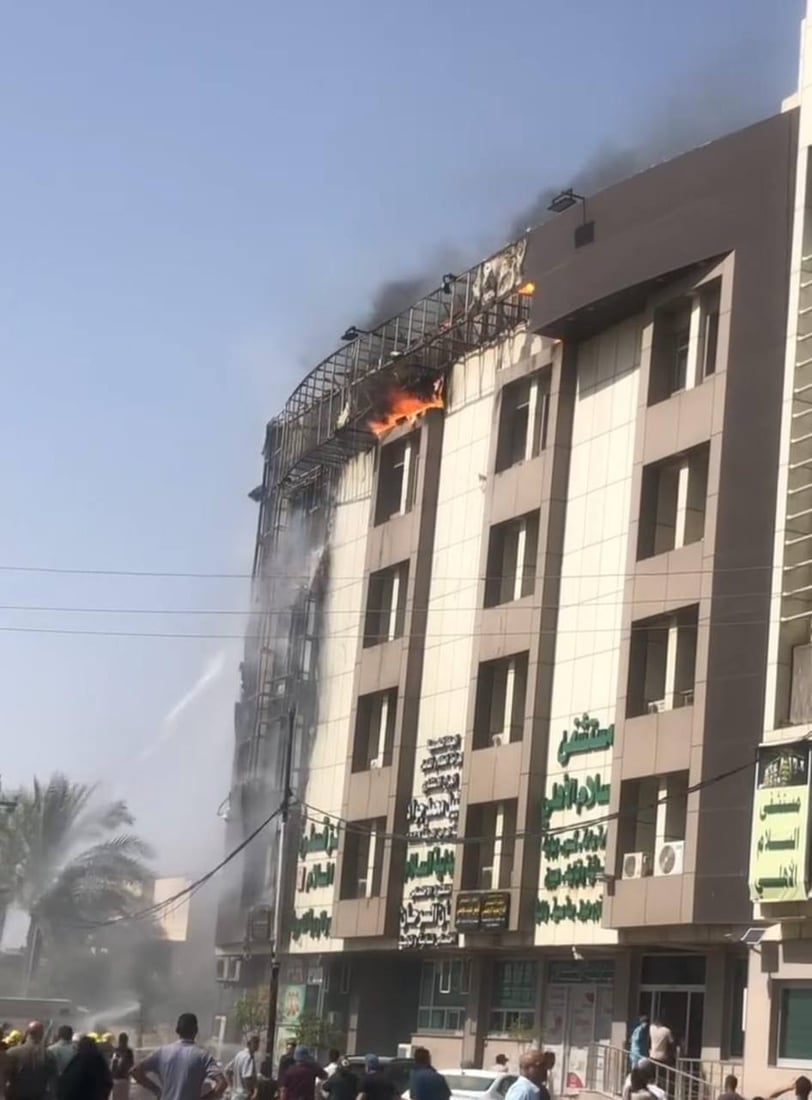 صور: نيران تلتهم مستشفى السلام الأهلي وسط الحلة