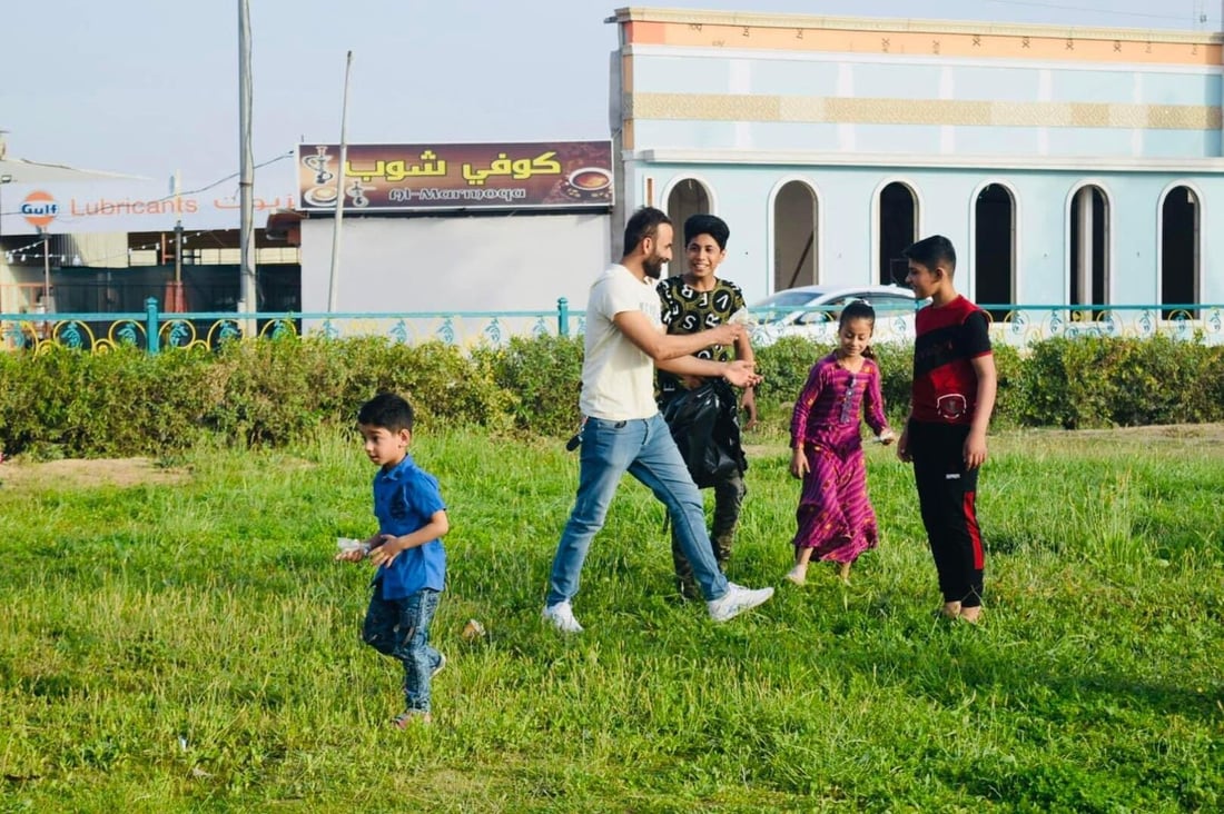 صور: أيتام بعقوبة نظفوا المنتزه وزرعوا الشتلات وشاركوا في إفطار جماعي