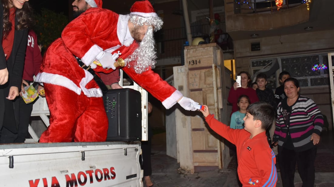 صور: بابا نؤيل يفاجئ الأطفال في عينكاوة