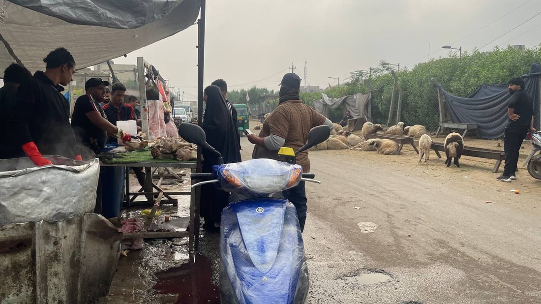 هذا ما يحدث قرب صورة الصدرين في “قطاع 18”.. وهناك من “يحميهم”! (صور)