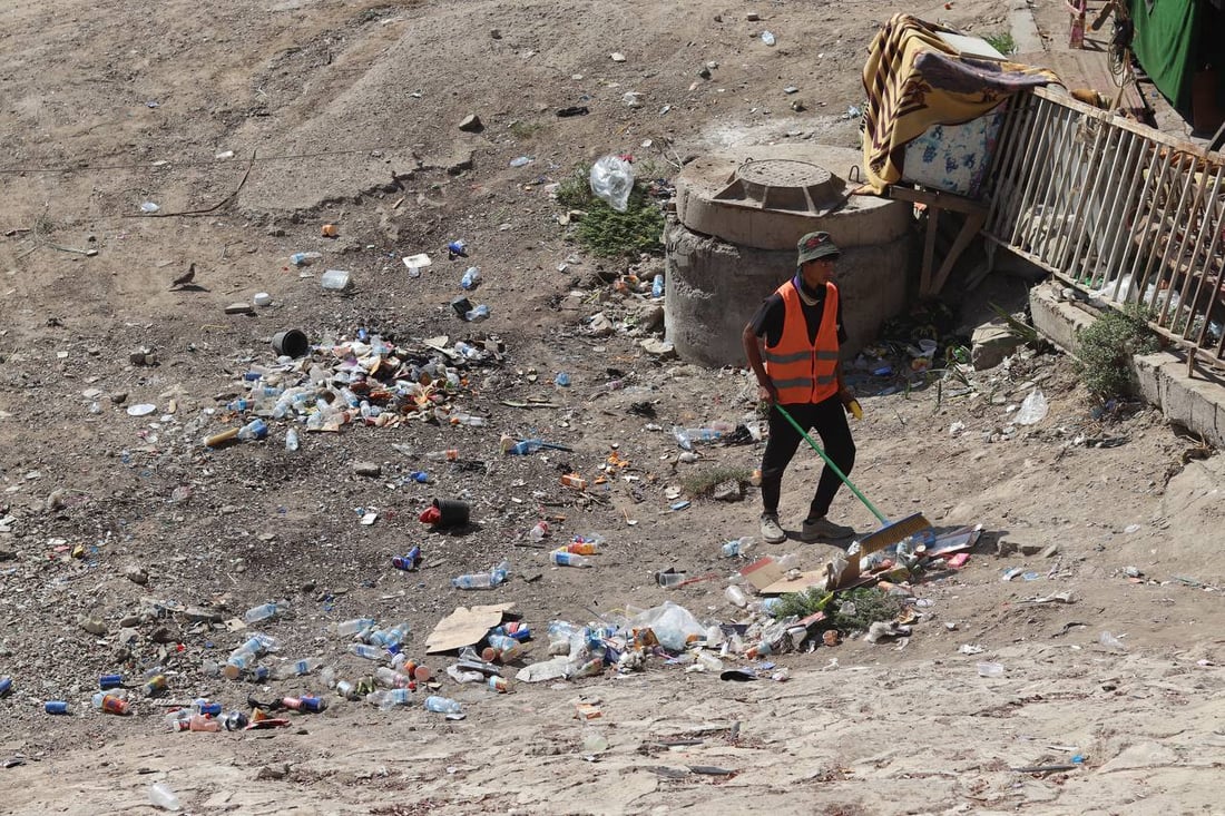 صور: أهل الكريعات غسلوا الجسر وشاطئ النهر بمساعدة البلدية