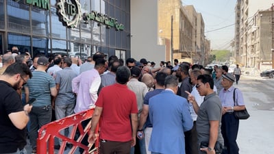 مئات الملايين عالقة.. مودعو مصرف الطيف يحتجون في الكرادة