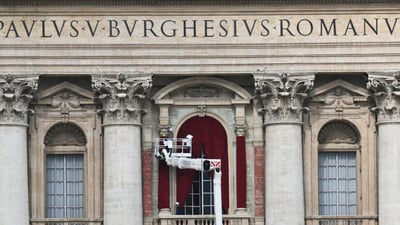 العالم ينتظر ظهور البابا من الشرفة بعد قليل.. هذه تفاصيل العملية فائقة السرية!