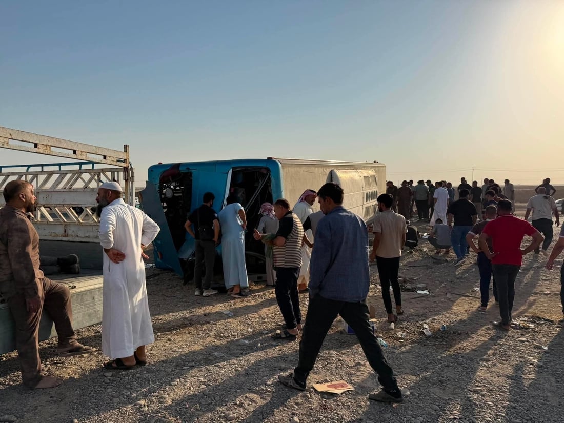 مشاهد مؤلمة.. حادث مروع بين باص سياحي يقل عوائل من بغداد و “تريلة” في نينوى